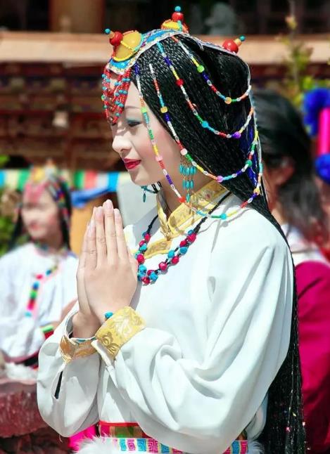 藏族美女真土豪 蜜蜡松石全身戴：为什么藏族人喜欢戴满蜜蜡,蜜蜡网