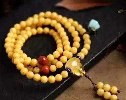 108佛珠蜜蜡手串：蜜蜡被广泛应用在佛珠上并成为佛教七宝之一,蜜蜡网